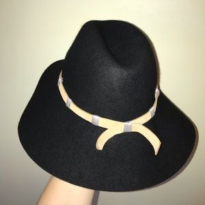 Black felt fedora